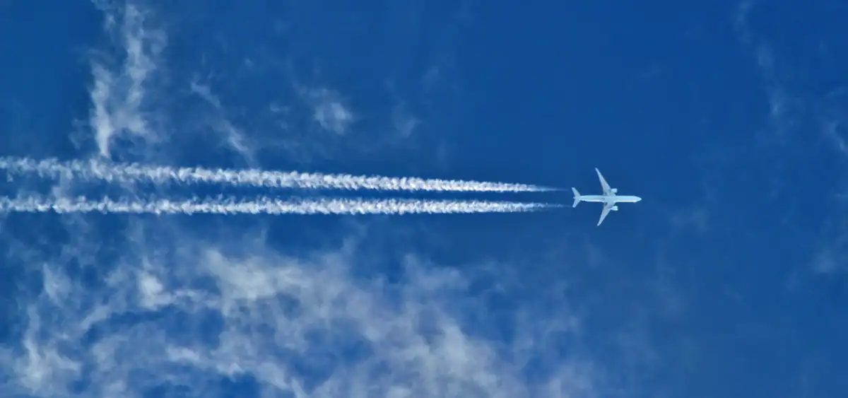 Technical Account Manager aerospace - image of plane flying in blue sky
